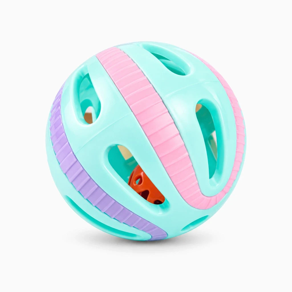 Balles chat vives rangées dans un panier à jouets, accessoires de jeu légers et portatifs