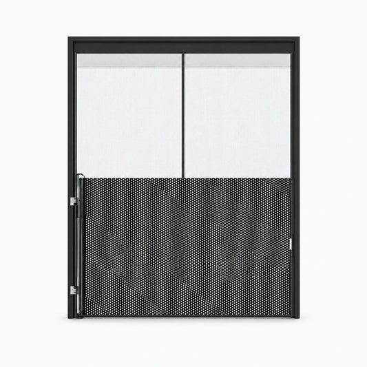 Barrière anti chat textile extensible fixée entre deux montants de porte