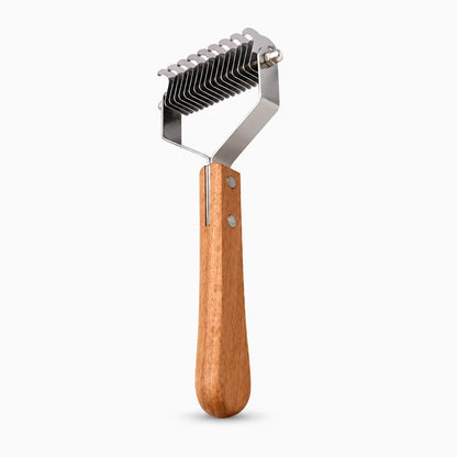 Peigne gris avec manche ergonomique pour brosser les poils longs d'un animal domestique