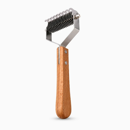Peigne gris avec manche ergonomique pour brosser les poils longs d'un animal domestique
