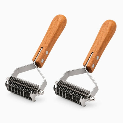 Brosse en action sur pelage dense d'un chien, démêlant sans tirer