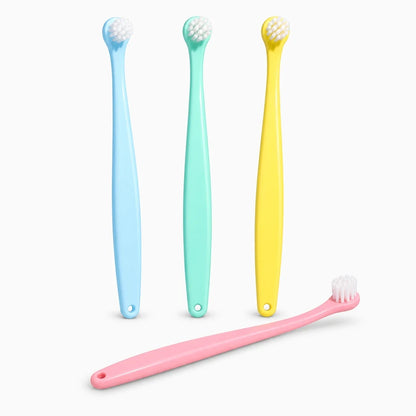 Brosser les dents des chiens avec précision grâce à la tête fine de cette brosse