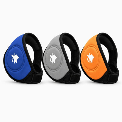 Casque protection auditive canine enfilé sur la tête d'un chien, isolation sonore douce et confortable