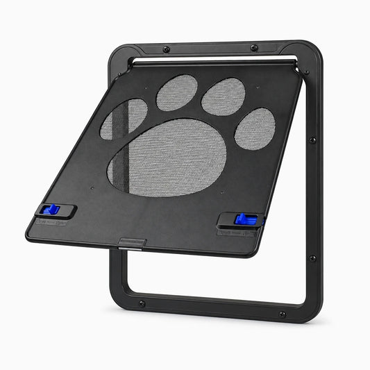 Chatière pour chien avec rabat magnétique auto-fermant installée sur porte moustiquaire