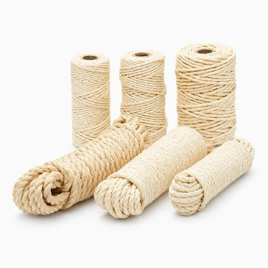 Corde en sisal naturel enroulée autour d'un poteau d'arbre à chat pour griffades