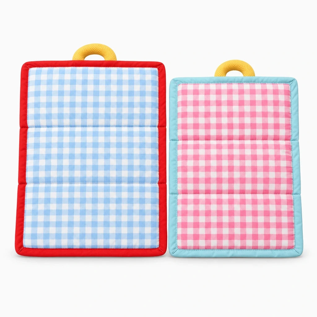 Couverture rafraîchissante à carreaux pour chien, coloris bleu, posée sur un panier
