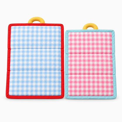 Couverture rafraîchissante à carreaux pour chien, coloris bleu, posée sur un panier