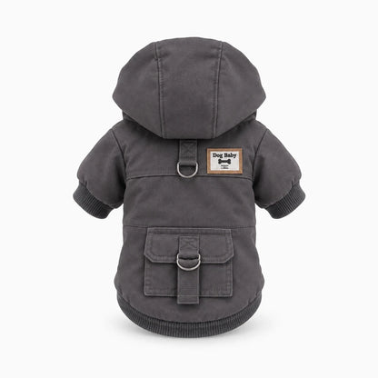 Doudoune chien grise avec capuche, vue de face sur petit chien en position assise