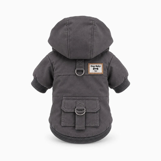 Doudoune chien grise avec capuche, vue de face sur petit chien en position assise