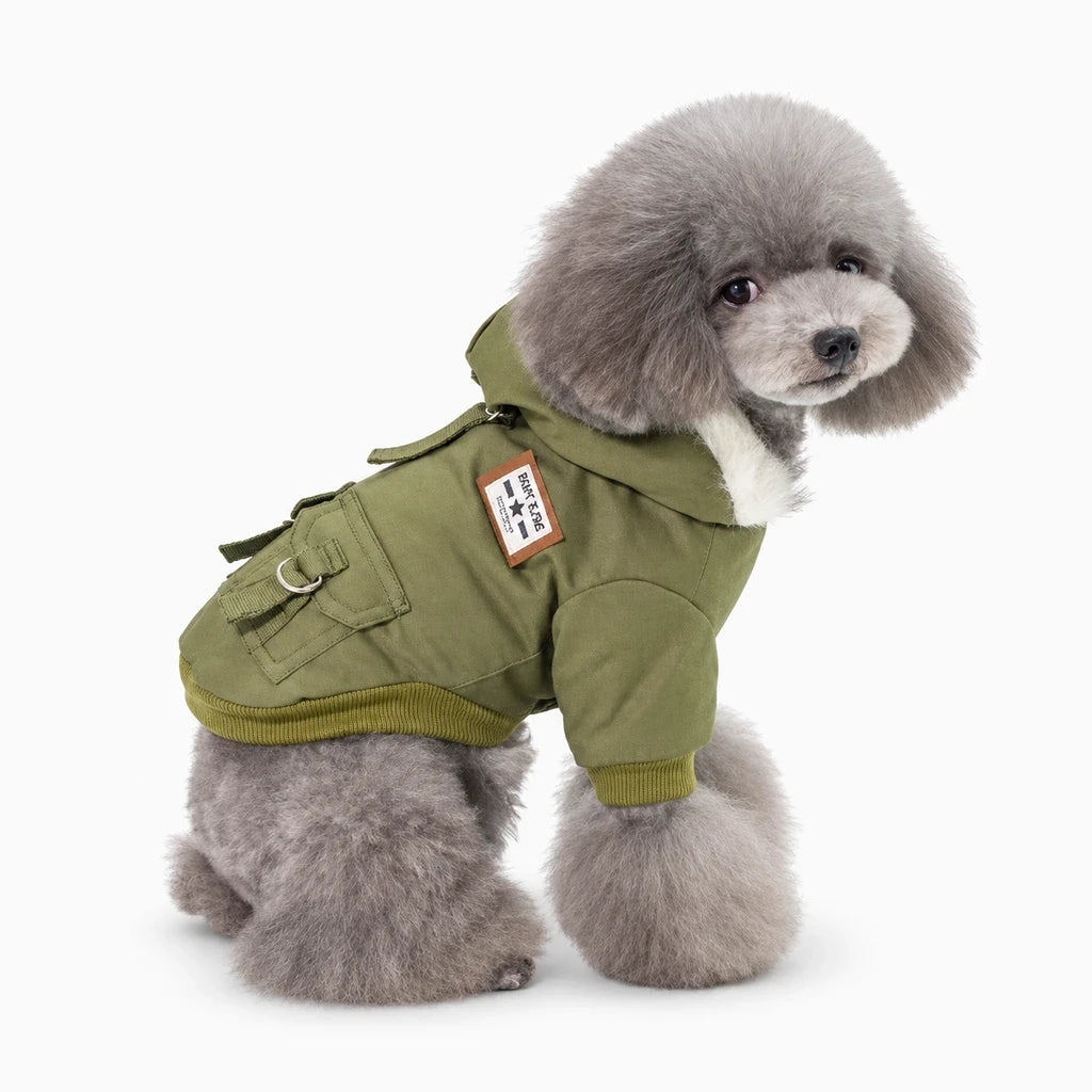Manteau doudoune pour chiens frileux en tissu léger, détail de la capuche et de l'encolure