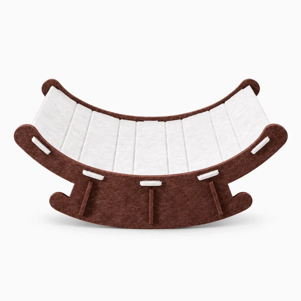 Chaise berçante pour chat en marron, structure oscillante résistante aux griffades