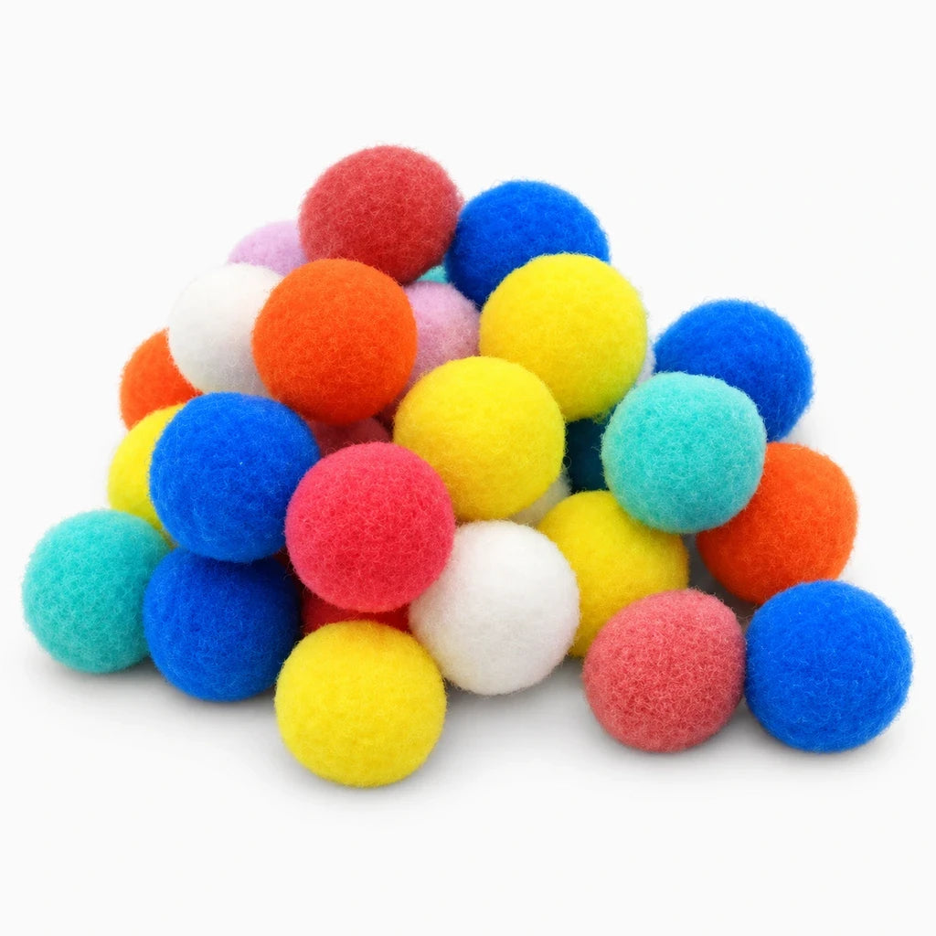 Jeu interactif chat suspendu à une porte avec vers en peluche colorés pendants