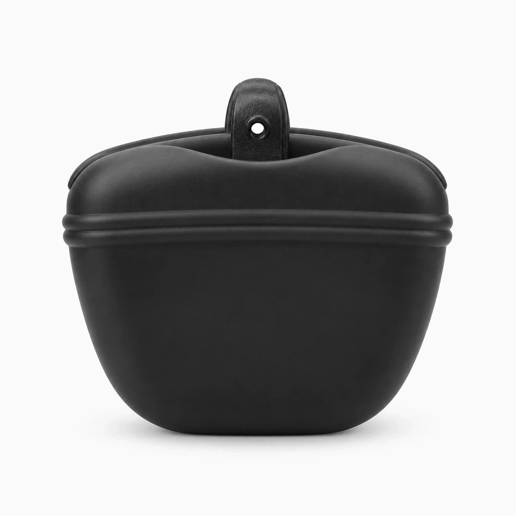 Pochette textile noire contenant clicker, sifflet et friandises pour dressage en promenade