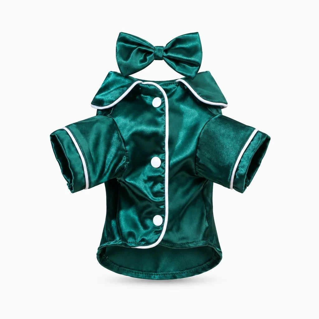 Petit chien vêtu d'un pyjama satin fluide, tissu doux glissant sur le pelage pour confort nocturne