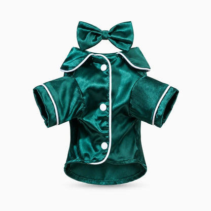 Petit chien vêtu d'un pyjama satin fluide, tissu doux glissant sur le pelage pour confort nocturne