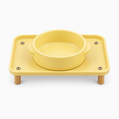 Gamelle de chien positionnée sur support à hauteur ergonomique réduisant flexion du cou