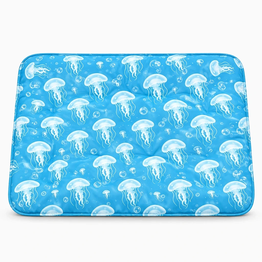 Chien allongé confortablement sur un tapis fraîcheur gel diffusant une sensation de fraîcheur instantanée