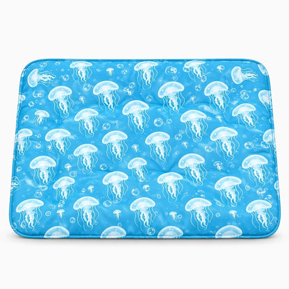 Chien allongé confortablement sur un tapis fraîcheur gel diffusant une sensation de fraîcheur instantanée