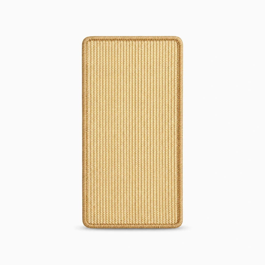 Tapis griffoir chat à texture tissée, format compact posé au sol contre un mur