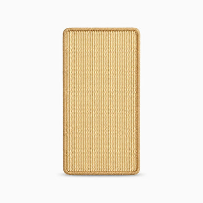 Tapis griffoir chat à texture tissée, format compact posé au sol contre un mur