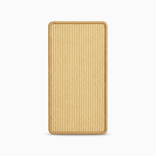 Tapis griffoir chat à texture tissée, format compact posé au sol contre un mur