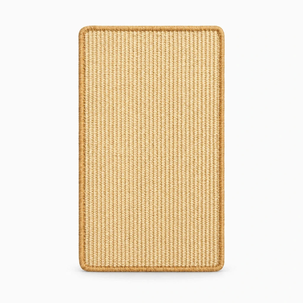 Grand tapis griffoir chat placé près d'un canapé, structure plate protégeant les meubles