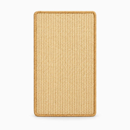 Grand tapis griffoir chat placé près d'un canapé, structure plate protégeant les meubles