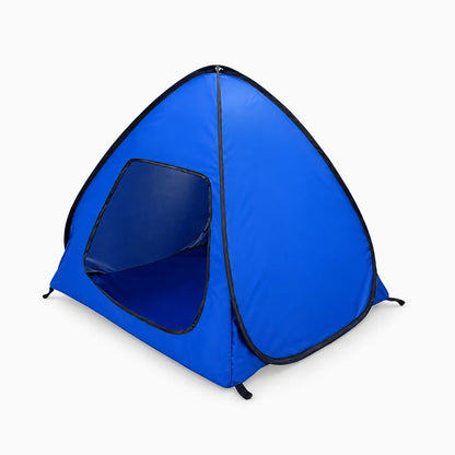 Tente pour chien bleue dépliée sur un jardin, offrant un abri ombragé portable