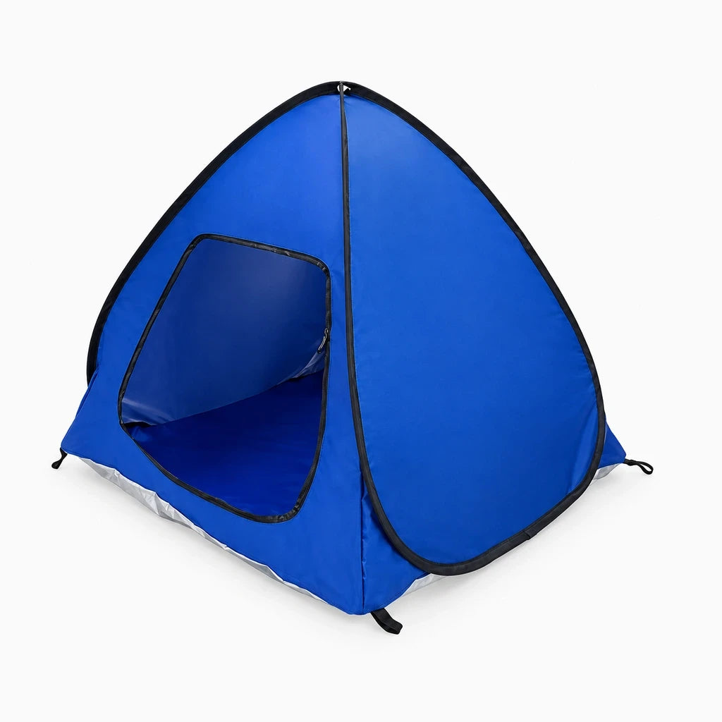 Niche mobile bleue pour chien installée sur une terrasse, refuge pliable pour l'extérieur